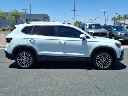Certified 2025 Volkswagen Taos SE FWD image 8