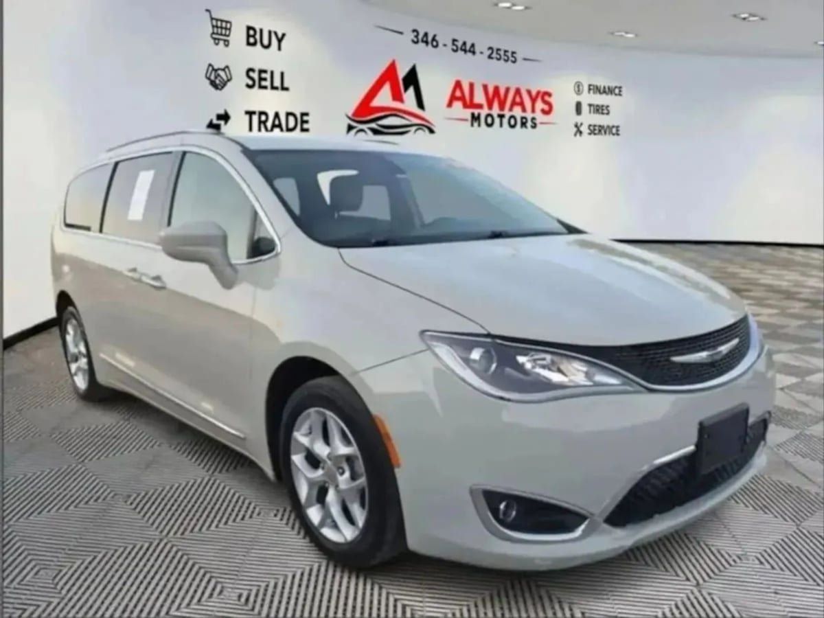 Used 2020 Chrysler Pacifica Touring-L Plus w/ Tire & Wheel Group FWD image 23