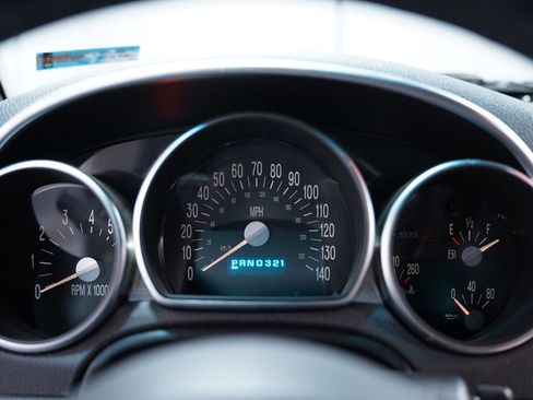 Used 2005 Chevrolet SSR w/ Preferred Equipment Group image 36