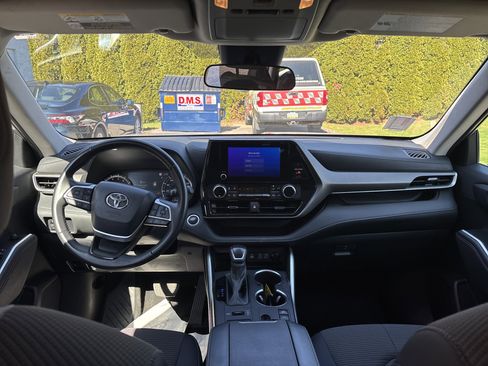 Used 2024 Toyota Highlander LE AWD/4WD image 16