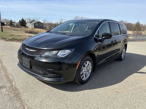 Used 2022 Chrysler Voyager LX FWD image 2