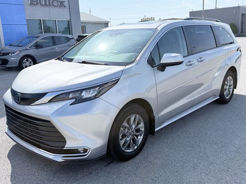 Used 2024 Toyota Sienna XLE FWD image 1