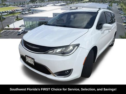 Used 2020 Chrysler Pacifica Touring-L FWD image 2