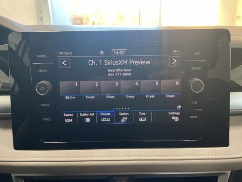 Certified 2025 Volkswagen Taos SE w/ Panoramic Sunroof Package image 17