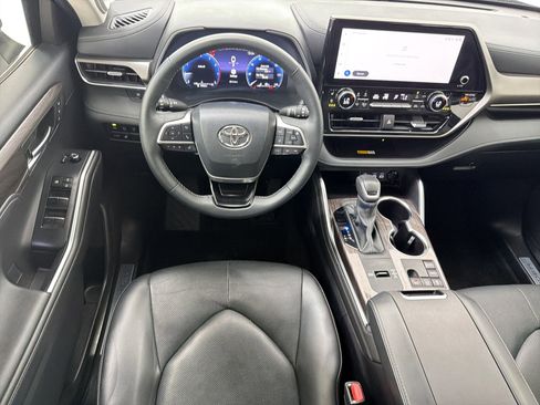 Used 2024 Toyota Highlander Limited image 4