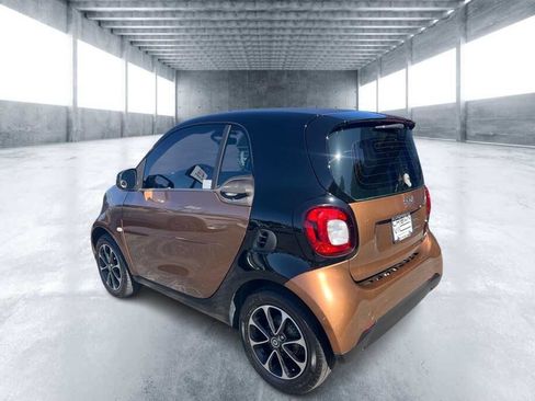 Used 2016 smart fortwo pure RWD image 4