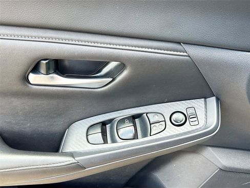 Used 2025 Nissan Sentra SV FWD image 17