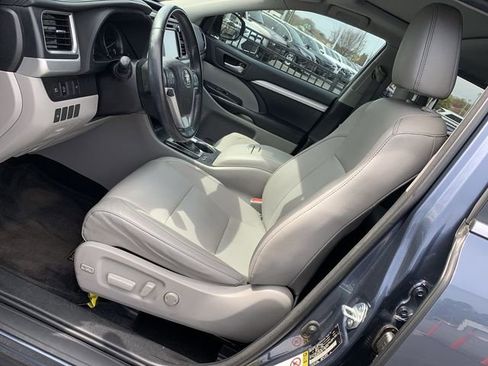 Used 2018 Toyota Highlander XLE image 18