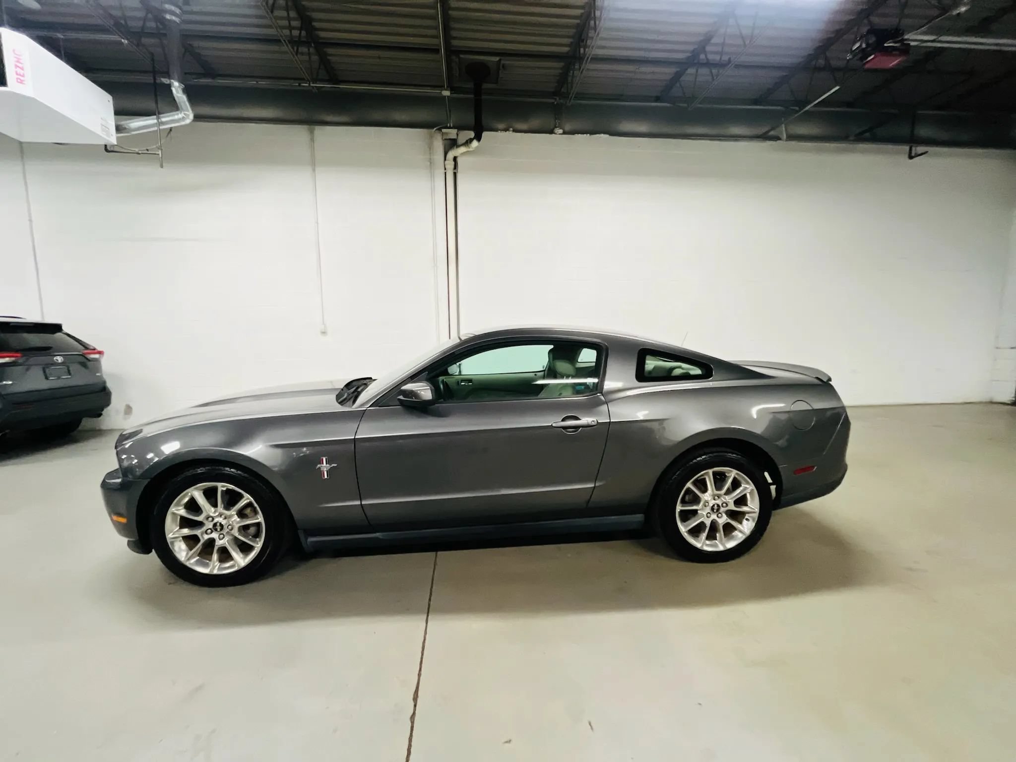 Used 2010 Ford Mustang Coupe RWD image 5
