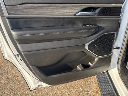 Used 2024 Jeep Wagoneer Series II w/ Flexible Seating Group image 12