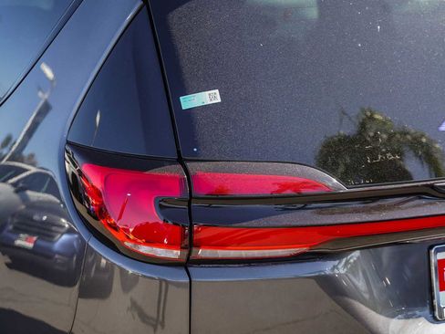 Used 2021 Chrysler Pacifica Touring w/ S Appearance Package image 7