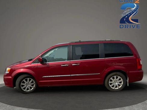 Used 2016 Chrysler Town & Country Touring w/ Driver Convenience Group FWD image 3