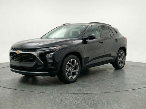 Used 2025 Chevrolet Trax LT FWD image 3