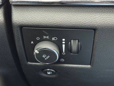 Used 2020 Jeep Grand Cherokee Limited w/ Luxury Group II image 18