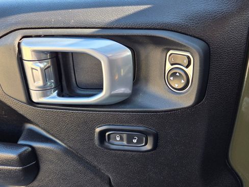 Used 2024 Jeep Gladiator Mojave w/ Safety Group AWD/4WD image 32