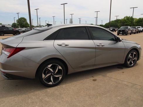 Used 2023 Hyundai Elantra Limited w/ Preferred Accessory Package FWD image 5