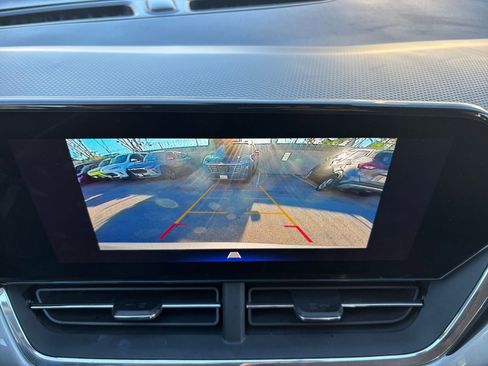 Used 2025 Chevrolet Trax LT image 17