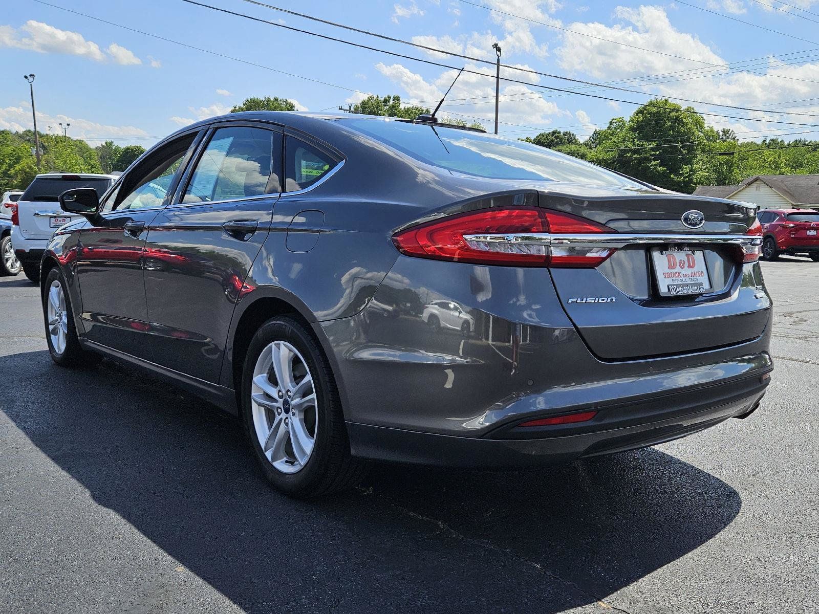 Used 2018 Ford Fusion SE w/ Fusion SE Technology Package FWD image 3