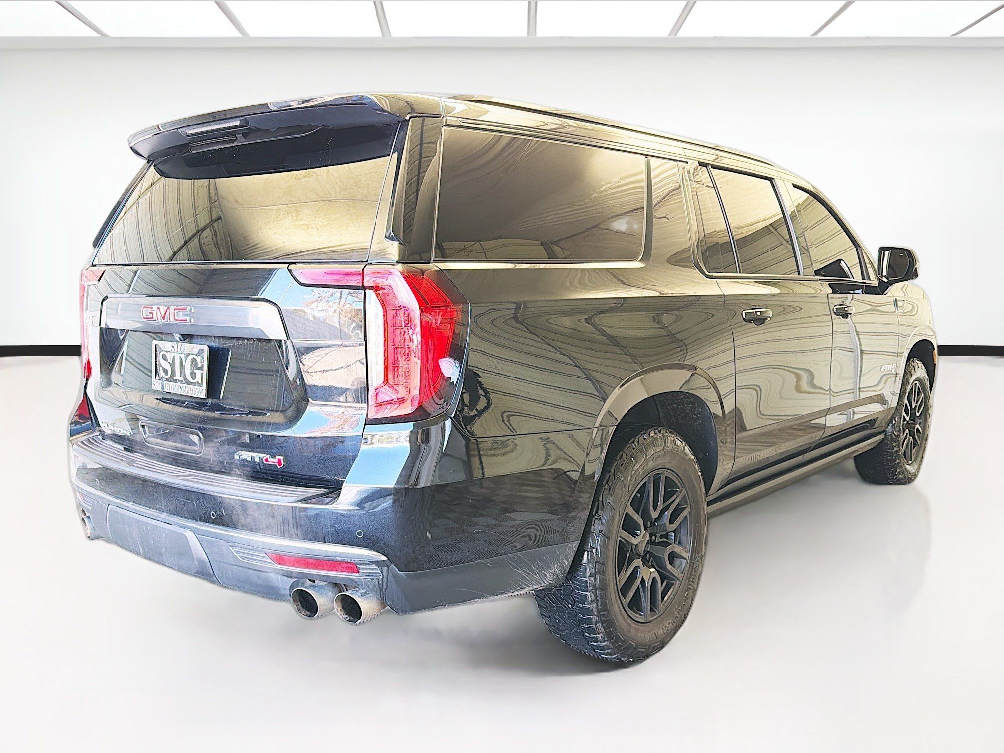 Used 2024 GMC Yukon XL AT4 w/ AT4 Premium Plus Package AWD/4WD image 4