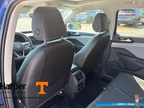 Used 2023 Volkswagen Taos SE w/ Panoramic Sunroof Package FWD image 11