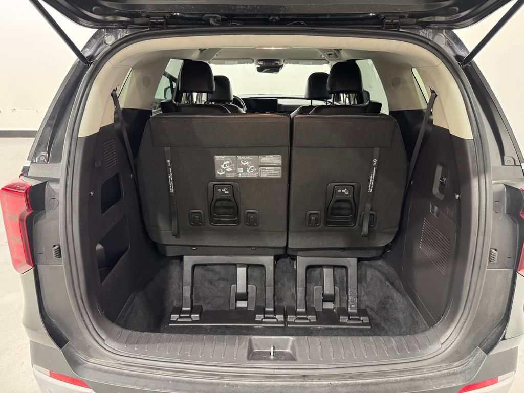 Used 2025 Kia Carnival FWD image 27
