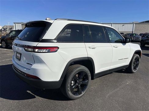 Certified 2025 Jeep Grand Cherokee Limited w/ Black Appearance Package image 8