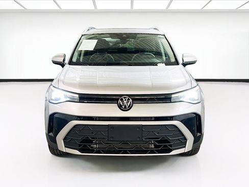 Used 2025 Volkswagen Taos SE w/ Panoramic Sunroof Package image 2