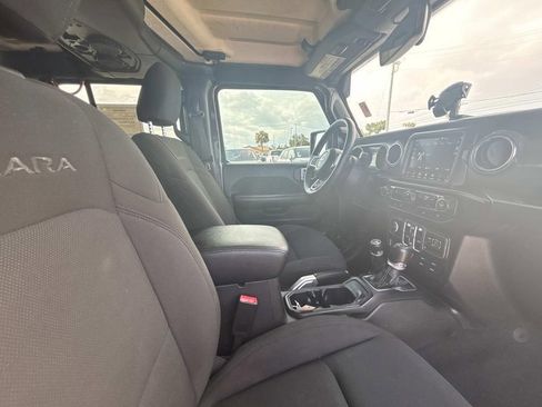 Used 2018 Jeep Wrangler Unlimited Sahara AWD/4WD image 15