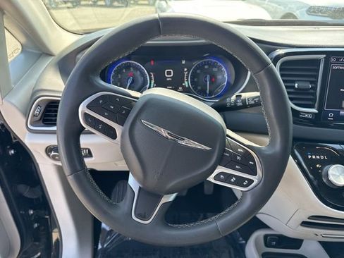 Used 2023 Chrysler Pacifica Touring-L FWD image 21