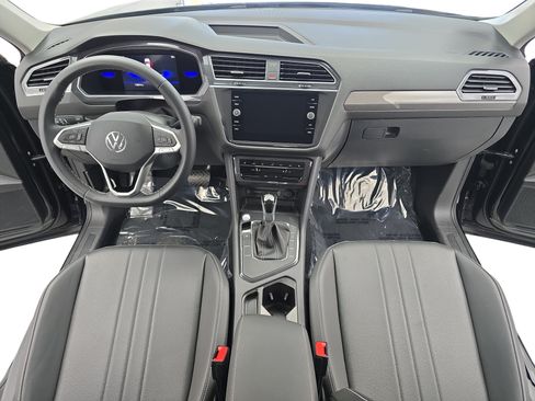 Used 2023 Volkswagen Tiguan SE w/ Panoramic Sunroof Package FWD image 9