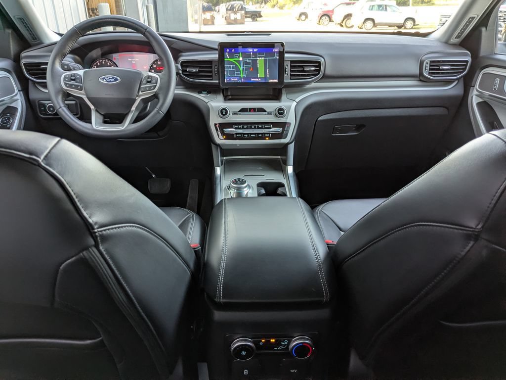 Used 2023 Ford Explorer XLT w/ Equipment Group 202A AWD/4WD image 4