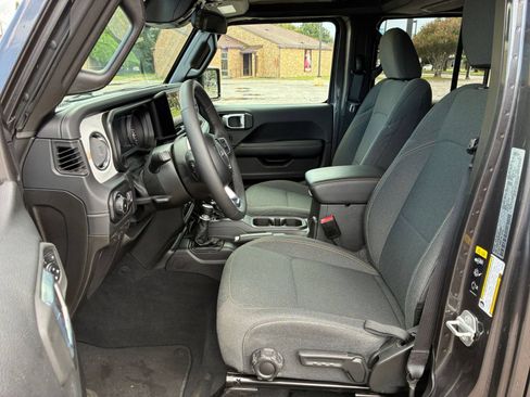 Used 2025 Jeep Wrangler Unlimited Sahara AWD/4WD image 22