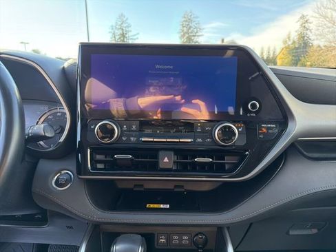 Used 2023 Toyota Highlander L image 19