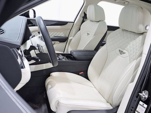 Used 2024 Bentley Bentayga Plug-In Hybrid image 34