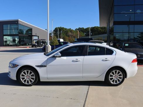 Used 2019 Jaguar XE Premium image 2