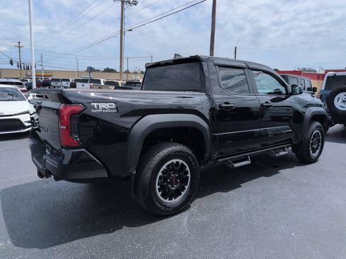 Used 2024 Toyota Tacoma TRD Off-Road AWD/4WD image 5