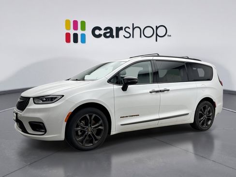 Used 2024 Chrysler Pacifica Touring-L w/ Road Tripper Package image 1