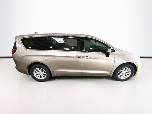Used 2017 Chrysler Pacifica LX FWD image 5