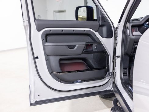 Used 2026 Land Rover Defender 110 OCTA image 33