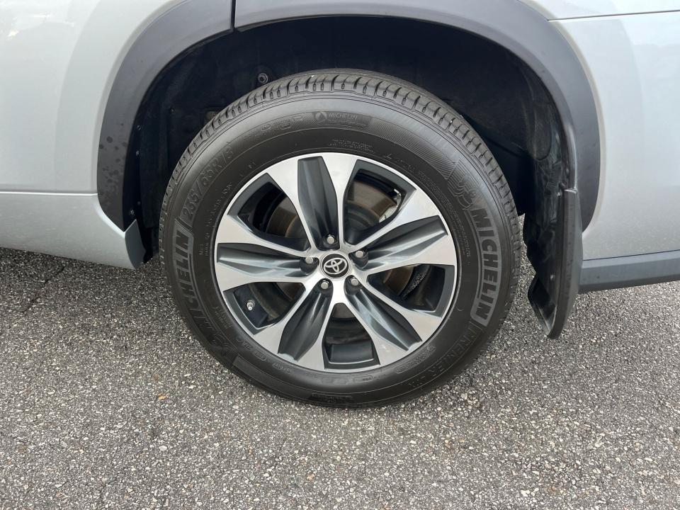 Used 2022 Toyota Highlander XLE AWD/4WD image 22
