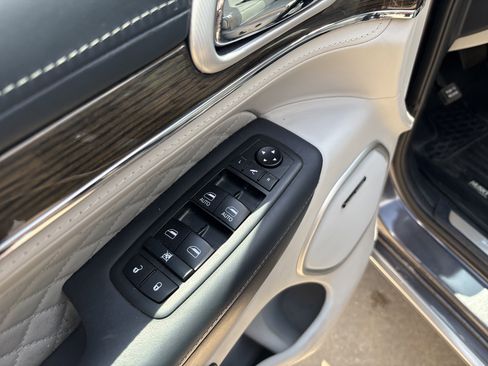 Used 2018 Jeep Grand Cherokee Summit AWD/4WD image 15