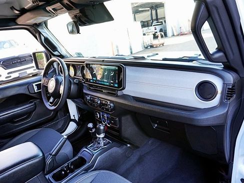 Used 2024 Jeep Wrangler Unlimited image 12