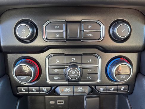 Used 2021 Chevrolet Suburban High Country w/ Premium Package image 54