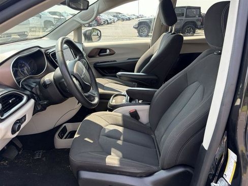 Used 2023 Chrysler Voyager LX FWD image 9