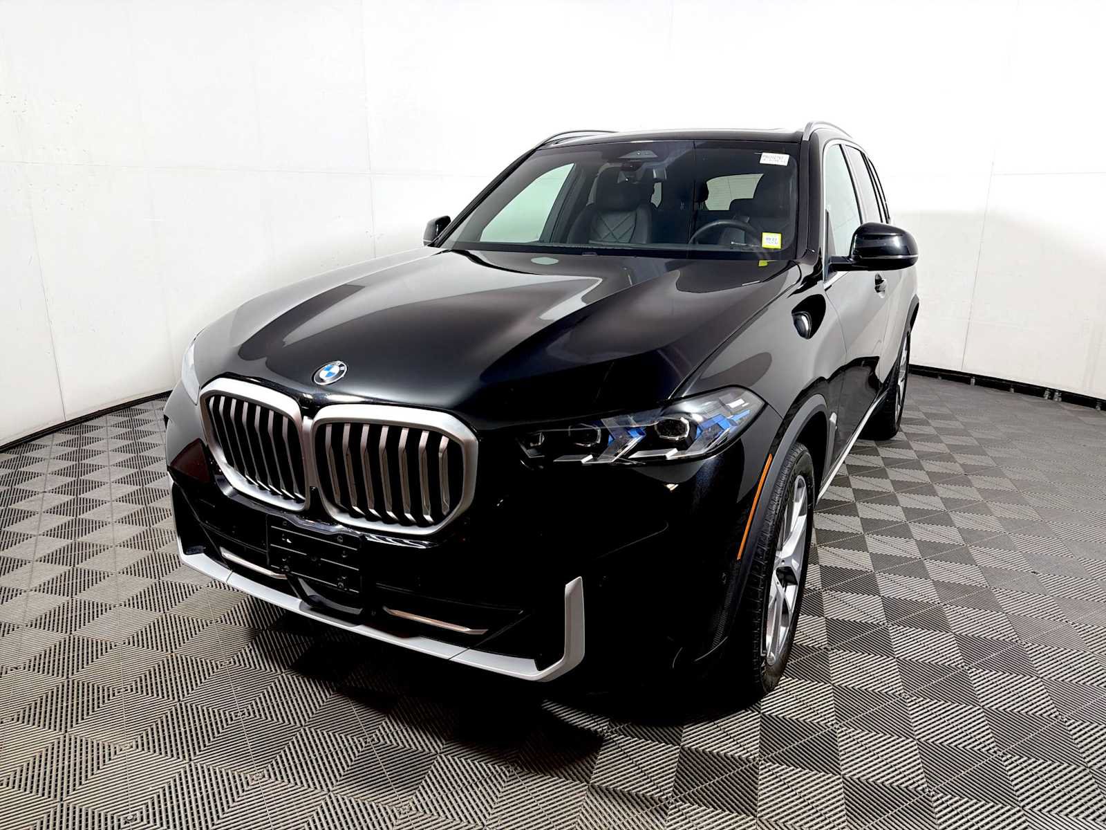 Used 2024 BMW X5 xDrive40i w/ Premium Package AWD/4WD image 3