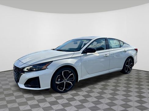 Used 2025 Nissan Altima 2.5 SR w/ SR Premium Package image 15