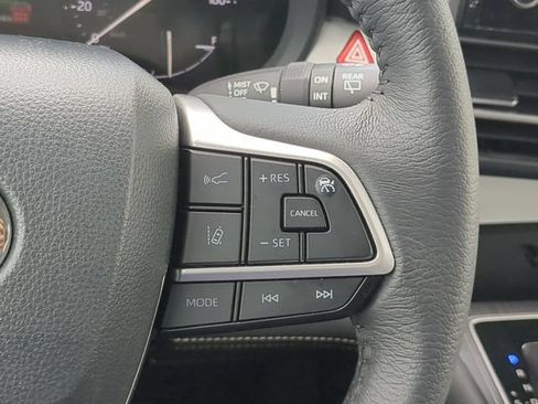 Used 2025 Toyota Sienna XLE FWD image 32