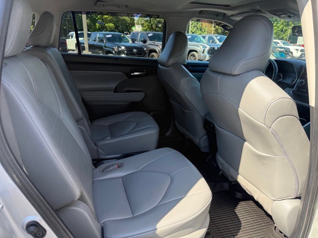 Used 2021 Toyota Highlander XLE AWD/4WD image 20