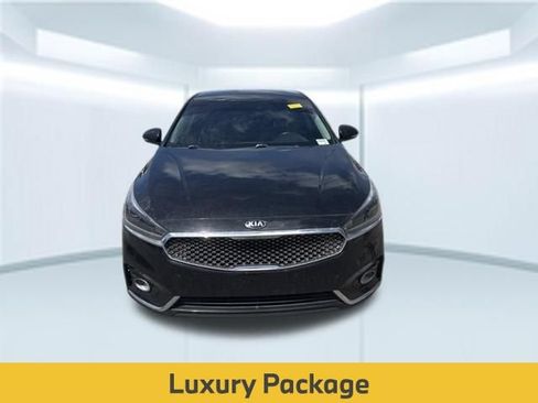Used 2017 Kia Cadenza Premium w/ Luxury Package FWD image 2