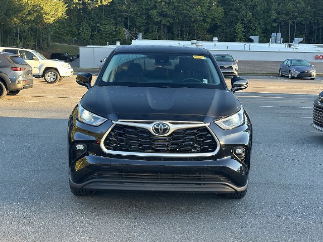 Used 2024 Toyota Highlander LE AWD/4WD image 2